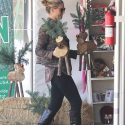 Heidi Klum comprando adornos de Navidad