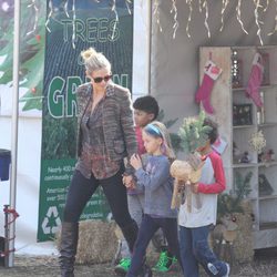 Heidi Klum comprando adornos de Navidad junto a sus hijos