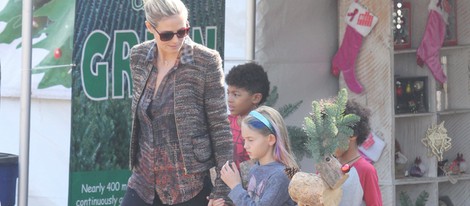 Heidi Klum comprando adornos de Navidad junto a sus hijos