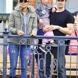 Halle Berry con su hija disfrazada y su novio Olivier Martínez