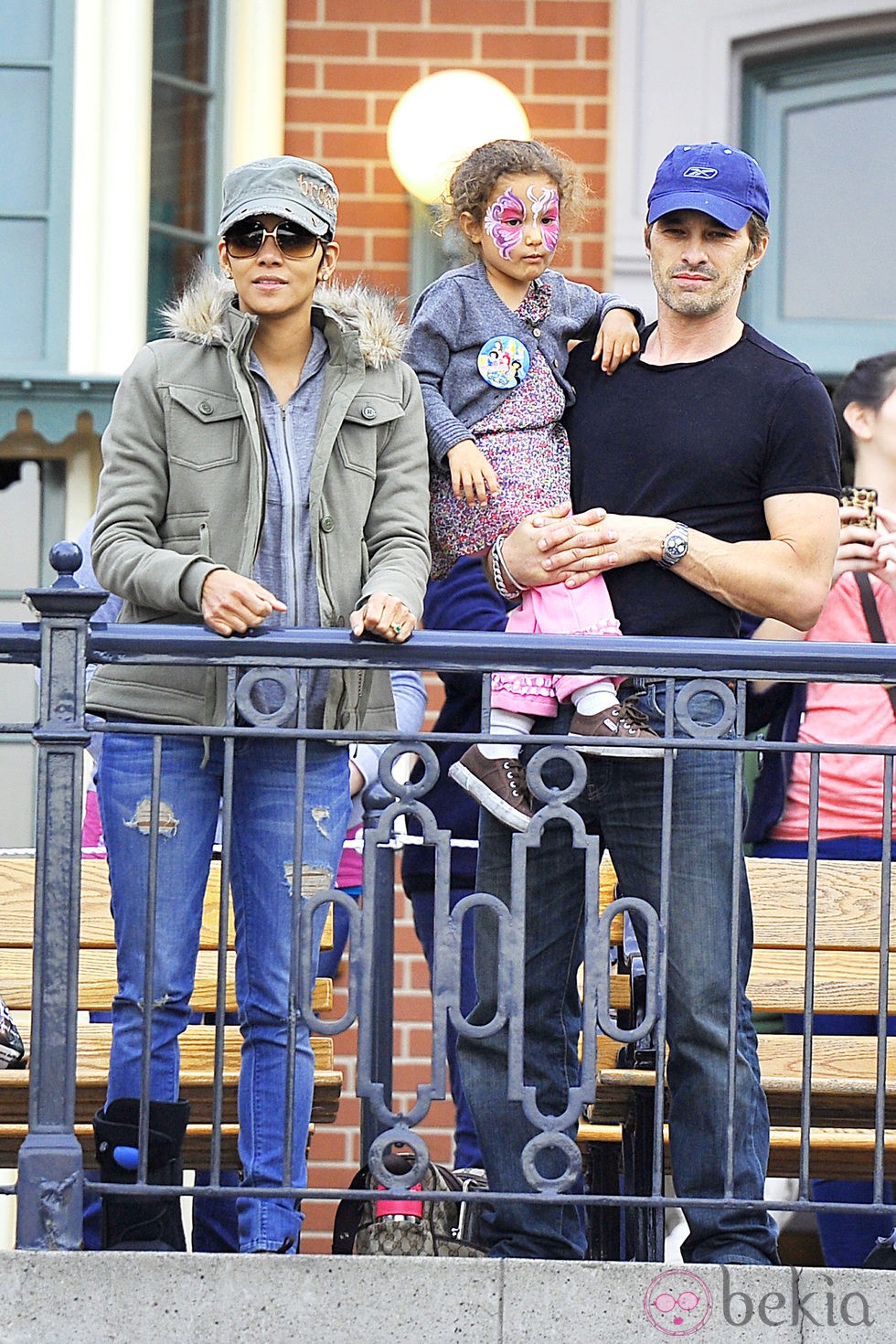 Halle Berry con su hija disfrazada y su novio Olivier Martínez