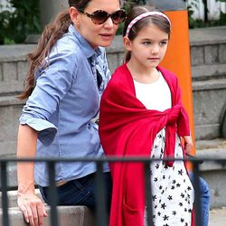 Katie Holmes lleva al parque a su hija Suri Cruise