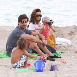 Kourtney Kardashian y Scott Disick disfrutan de un día en la playa