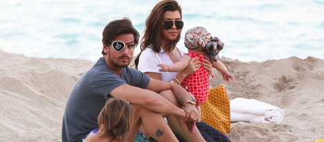 Kourtney Kardashian y Scott Disick disfrutan de un día en la playa