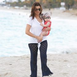 Kourtney Kardashian paseando con su hija Penelope
