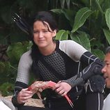 Jennifer Lawrence con un pez en el rodaje de 'Los Juegos del Hambre: En llamas'