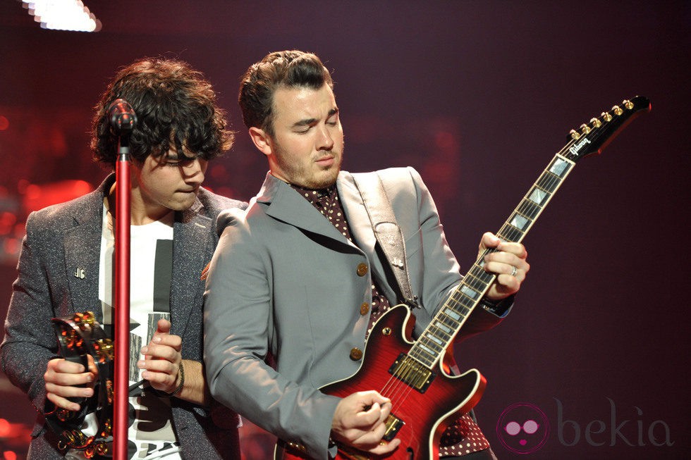 Joe Jonas y Kevin Jonas cantando en el concierto que ofrecieron en Los Ángeles