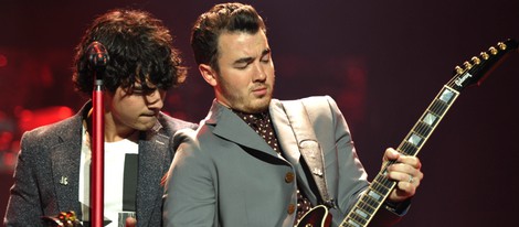 Joe Jonas y Kevin Jonas cantando en el concierto que ofrecieron en Los Ángeles