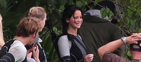 Jennifer Lawrence sonríe rodeada del equipo de 'Los Juegos del Hambre: En llamas'