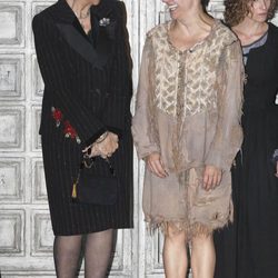 La Reina Sofía y Blanca Portillo ríen divertidas tras la representación de 'La vida es sueño'