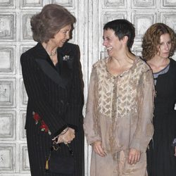 La Reina Sofía y Blanca Portillo ríen divertidas tras la representación de 'La vida es sueño'