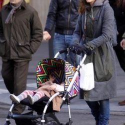 Leonor Watling pasea a su hija Lea en un carricoche