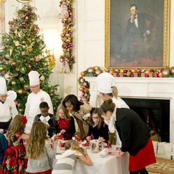 Michelle Obama con los hijos de familias militares preparando dulces navideños
