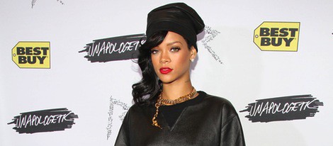 Rihanna en un encuentro fan con gorro negro