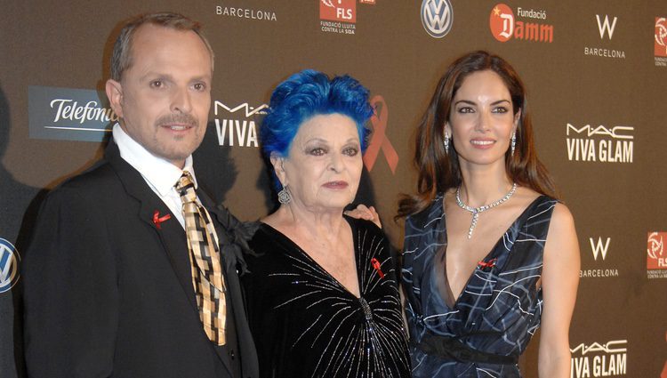 Miguel Bosé, Lucía Bosé y Eugenia Silva en la gala contra el Sida 2012 de Barcelona