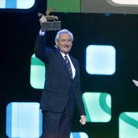 Luis del Olmo recoge su galardón junto a Iñaki Gabilondo en los Premios Ondas 2012
