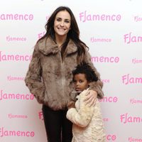 Melanie Olivares con su hija Martina en el 15 aniversario de la firma Flamenco