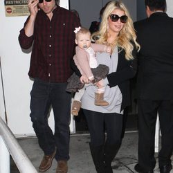 Jessica Simpson con su hija Maxwell Drew y Eric Johnson tras los rumores de embarazo