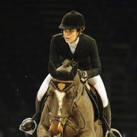 Carlota Casiraghi a lomos de un caballo en el Gucci Paris Masters 2012