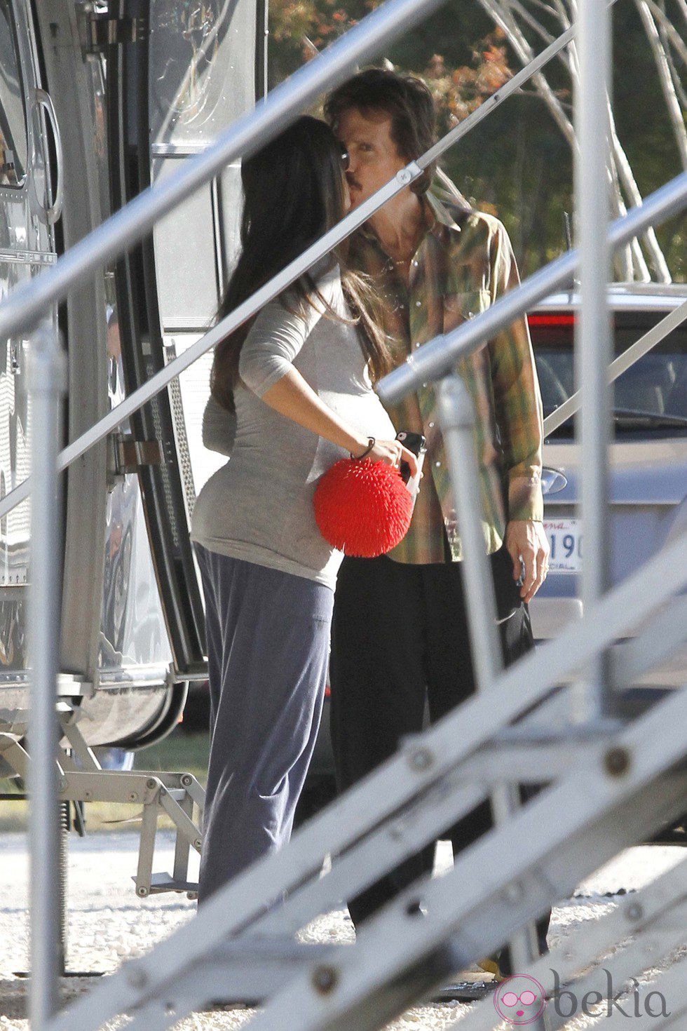 Matthew McConaughey besa a su mujer Camila Alves en rodaje de su nueva película