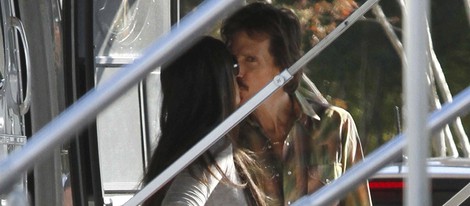 Matthew McConaughey besa a su mujer Camila Alves en rodaje de su nueva película