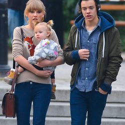 Harry Styles y Taylor Swift con el bebé de unos amigos