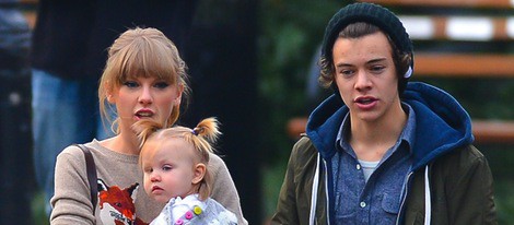 Harry Styles y Taylor Swift con el bebé de unos amigos