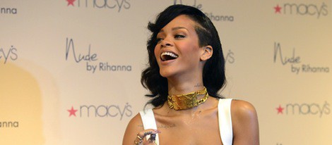 Rihanna presentando su nuevo perfume Nude by Rihanna 