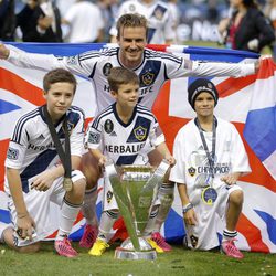 David Beckham celebra la Liga de Los Angeles Galaxy con Brooklyn, Romeo y Cruz