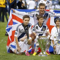 David Beckham celebra la Liga de Los Angeles Galaxy con Brooklyn, Romeo y Cruz
