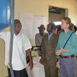 La Infanta Cristina en una visita a Tanzania con la Fundación La Caixa