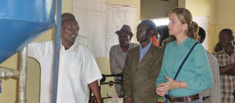La Infanta Cristina en una visita a Tanzania con la Fundación La Caixa