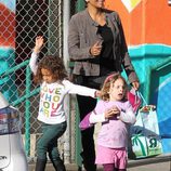 Halle Berry recoge a su hija Nahla Aubry del colegio