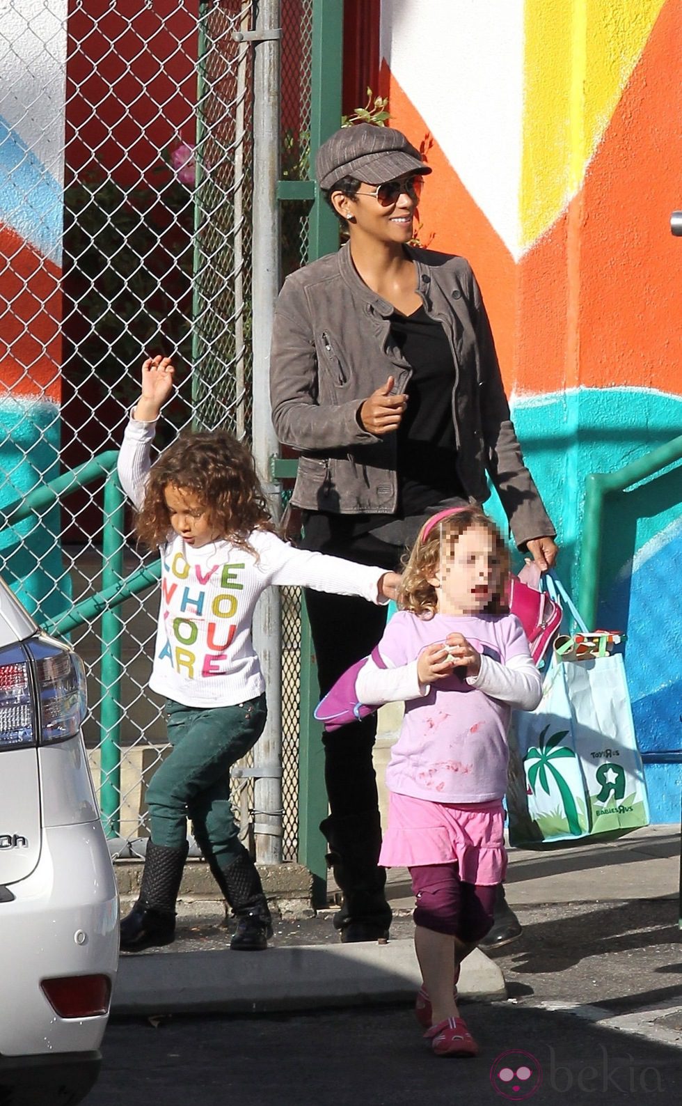 Halle Berry recoge a su hija Nahla Aubry del colegio
