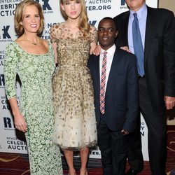 Taylor Swift posando con la familia Kennedy en la gala RFK 2012 en Nueva York