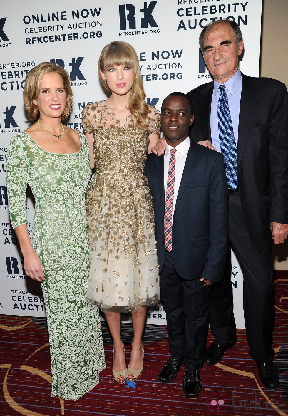 Taylor Swift posando con la familia Kennedy en la gala RFK 2012 en Nueva York