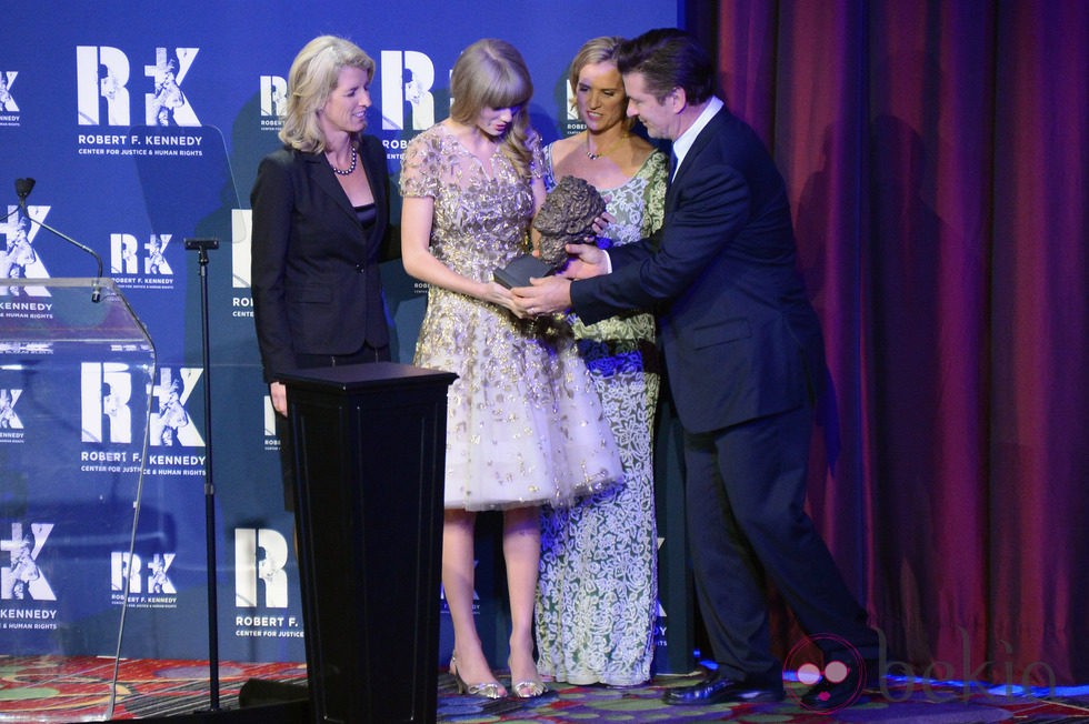 Los Kennedy entregan un premio a Taylor Swift en la gala RFK 2012 en Nueva York