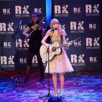 Taylor Swift cantando en la gala RFK 2012 en Nueva York