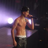 Justin Bieber se quita la camiseta durante un concierto