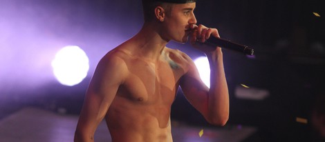 Justin Bieber se quita la camiseta durante un concierto
