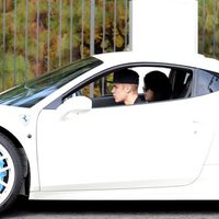 Justin Bieber da una vuelta a Selena Gomez en su Ferrari blanco