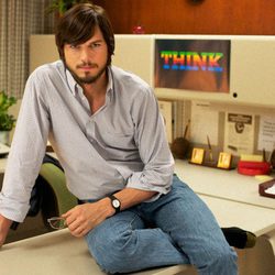 Ashton Kutcher posa como Steve Jobs en 'JOBS'