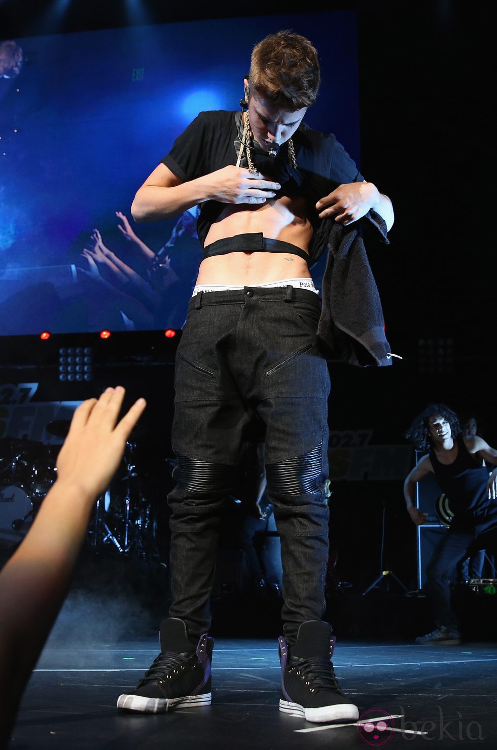 Justin Bieber presume de abdominales en el concierto Jingle Ball 2012 en Los Angeles