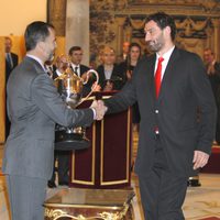 El Príncipe Felipe entrega el Premio Nacional del Deporte 2011 a Jorge Garbajosa