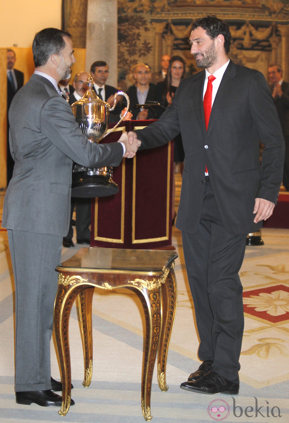 El Príncipe Felipe entrega el Premio Nacional del Deporte 2011 a Jorge Garbajosa