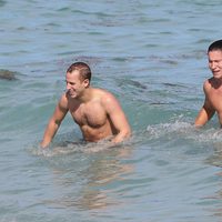 Vito Schnabel bañándose con un amigo en las aguas de Miami Beach