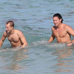 Vito Schnabel bañándose con un amigo en las aguas de Miami Beach