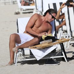 Vito Schnabel descansando y leyendo en las playas de Miami Beach