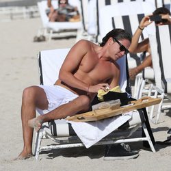 Vito Schnabel descansando y leyendo en las playas de Miami Beach