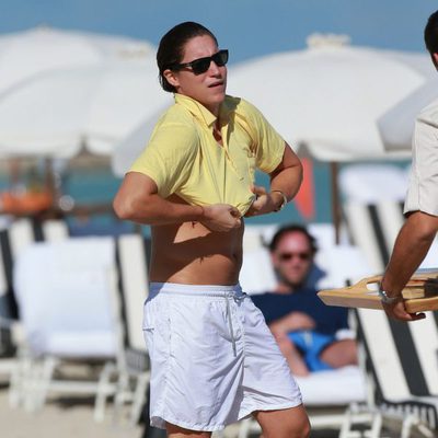El 'toyboy' de Demi Moore, Vito Schnabel, se relaja en la playa de Miami